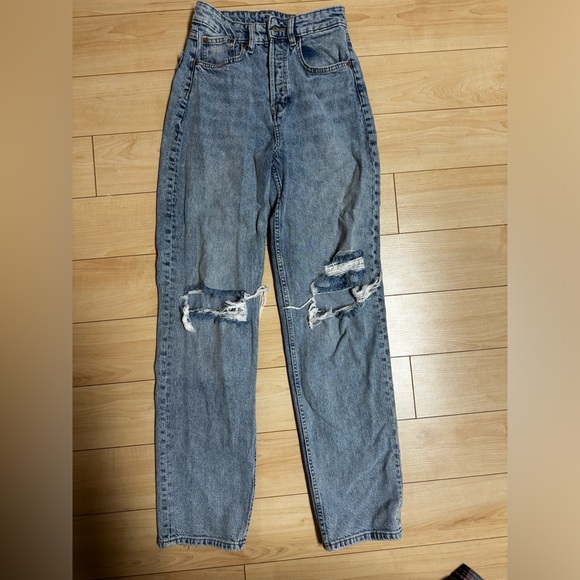 Straight leg 90s jeans. - Picture 2 of 2